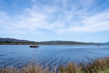Queensland Avustralya 'daki tropik ada. Akşamları dramatik manzara, baharda dağlar.