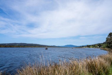 Queensland Avustralya 'daki tropik ada. Akşamları dramatik manzara, baharda dağlar.