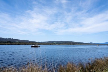 Queensland Avustralya 'daki tropik ada. Akşamları dramatik manzara, baharda dağlar.
