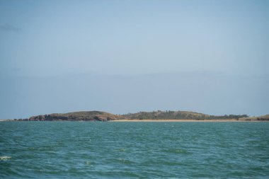 İlkbaharda Queensland Avustralya 'da tropik bir ada