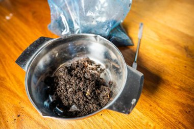 Ev laboratuarında toprak testi yapmak. Masadaki toprak. Tarlada kahverengi toprak. toprak ve gübre yığını