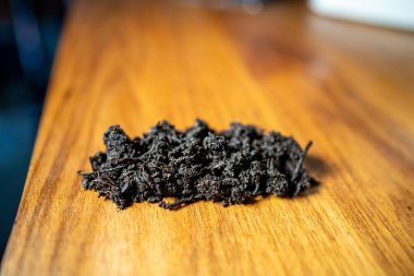 Ev laboratuarında toprak testi yapmak. Masadaki toprak. Tarlada kahverengi toprak. toprak ve gübre yığını