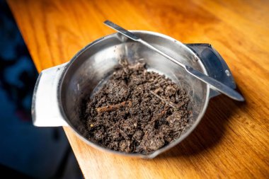 Ev laboratuarında toprak testi yapmak. Masadaki toprak. Tarlada kahverengi toprak. toprak ve gübre yığını