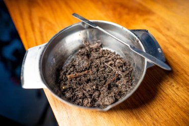 Ev laboratuarında toprak testi yapmak. Masadaki toprak. Tarlada kahverengi toprak. toprak ve gübre yığını