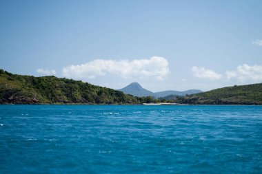 İlkbaharda Queensland Avustralya 'da tropik adalar ve süper yatlar