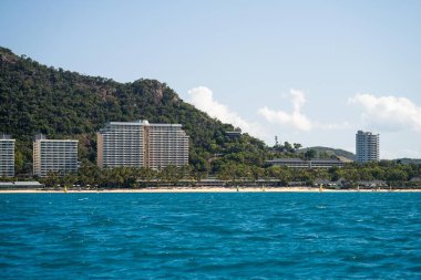 İlkbaharda Queensland Avustralya 'da tropik adalar ve süper yatlar