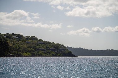 İlkbaharda Queensland Avustralya 'da tropik adalar ve süper yatlar