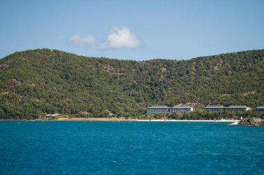 İlkbaharda Queensland Avustralya 'da tropik adalar ve süper yatlar