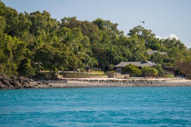 İlkbaharda Queensland Avustralya 'da tropik adalar ve süper yatlar