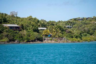 İlkbaharda Queensland Avustralya 'da tropik adalar ve süper yatlar