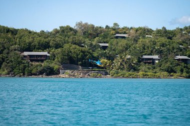 İlkbaharda Queensland Avustralya 'da tropik adalar ve süper yatlar