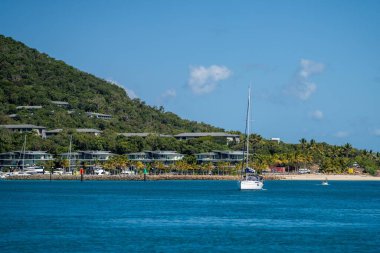 Avustralya, Queensland 'de turist tekneleri ve tur tekneleri. Büyük Set Resifi 'ndeki gezginler, mercan ve balıkların üzerinde. Gençlerin turizm yatları