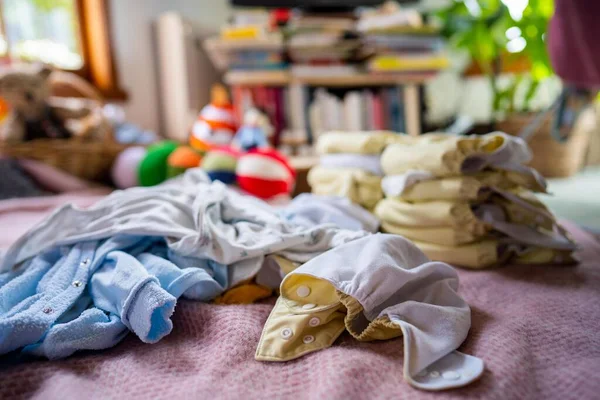 家居清洗及折叠可重复使用的尿布及尿布 — 图库照片