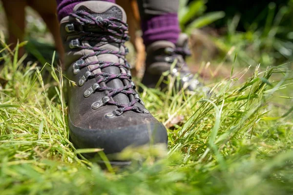 春にハイキング中の女の子によるハイキングブーツに靴ひもを結ぶ — ストック写真
