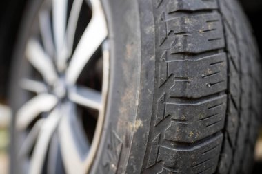 # Bir arabanın lastiğini çalılıklarda ezmek #