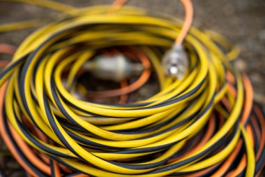 Uzatma kablosu yere sarılı. Dahili kablo, inşaat sahasında elektrik kablosu.