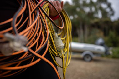 Uzatma kablosu yere sarılı. Dahili kablo, inşaat sahasında elektrik kablosu.