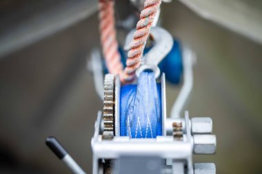 Avustralya 'da yaz mevsiminde bir kamp alanında tekne vinci.