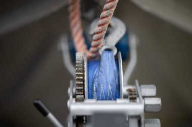 Avustralya 'da yaz mevsiminde bir kamp alanında tekne vinci.