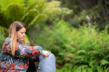 Gril çalılıkta çadırla kampa gidiyor. Avustralya 'da yürüyüş yapan ve kamp yapan kadınlar.