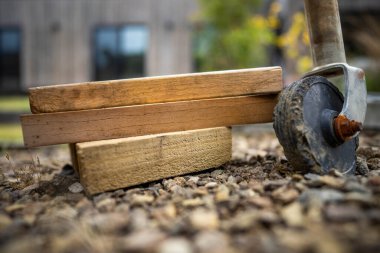 Bir karavan ve kamp için odun tıkaçları. Lastiğin arkasındaki tıkanıklıklar. Avustralya 'da yaz aylarında bir tekne gezgini karavanı için tıkaçlar.