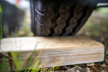 Kamp yapmak için parkta bir karavan için lastik blokları 