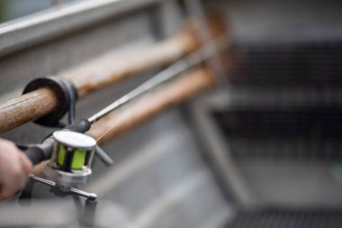 Avustralya 'da yazın bir teknede balık tutan örnek bir kız. 