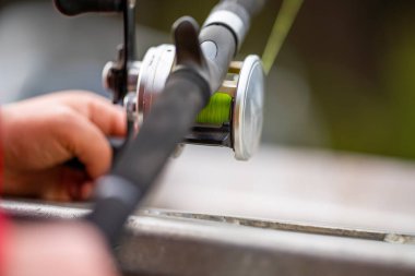 Avustralya 'da yazın bir teknede balık tutan örnek bir kız. 