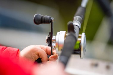 Avustralya 'da yazın bir teknede balık tutan örnek bir kız. 