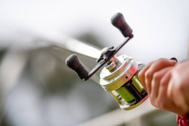 Avustralya 'da yazın bir teknede balık tutan örnek bir kız. 