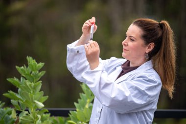 Bir üniversitede bilim kadını. Amerika 'da bitki bilimi üzerine deneyler yapıyorum.