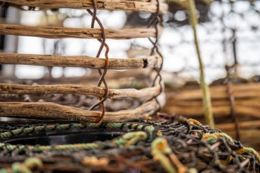 Avustralya 'da bir balıkçı teknesinin arkasında ıstakoz tenceresi ve kerevit var.