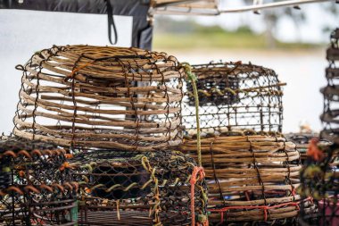 Avustralya 'da bir balıkçı teknesinin arkasında ıstakoz tenceresi ve kerevit var.