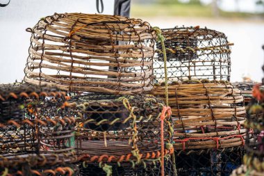 Avustralya 'da bir balıkçı teknesinin arkasında ıstakoz tenceresi ve kerevit var.