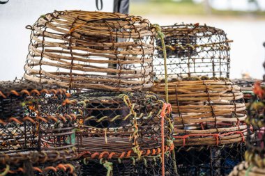 Avustralya 'da bir balıkçı teknesinin arkasında ıstakoz tenceresi ve kerevit var.