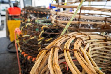 Baharda Tazmanya Avustralya 'da bir balıkçı teknesinin arkasındaki kerevit tencereleri.