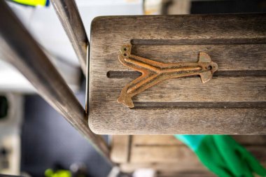 Kerevit ölçüyorum. Baharda Avustralya 'da bir balıkçı teknesindeki ıstakozu ölçmek.