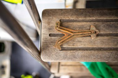 Kerevit ölçüyorum. Baharda Avustralya 'da bir balıkçı teknesindeki ıstakozu ölçmek.