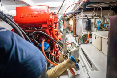 Tazmanya, Avustralya 'da bir balıkçı teknesinin makine dairesi.