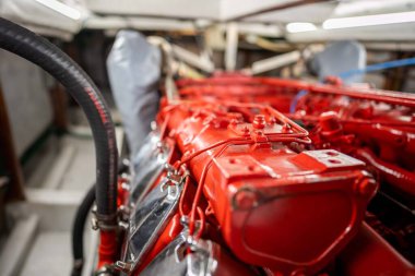 Motosiklet motorunun yakın çekim görüntüsü.