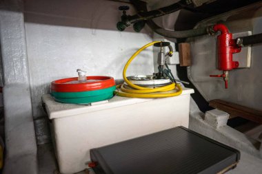 Bir teknenin makine dairesi. Avustralya 'da temiz ve düzenli.