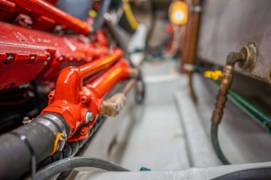 Teknede temiz kırmızı motor ve motor