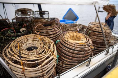 Baharda Tazmanya Avustralya 'da bir balıkçı teknesinin arkasındaki kerevit tencereleri.