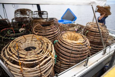 Baharda Tazmanya Avustralya 'da bir balıkçı teknesinin arkasındaki kerevit tencereleri.