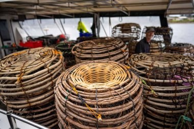 Baharda Tazmanya Avustralya 'da bir balıkçı teknesinin arkasındaki kerevit tencereleri.