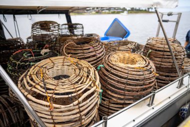 Baharda Tazmanya Avustralya 'da bir balıkçı teknesinin arkasındaki kerevit tencereleri.