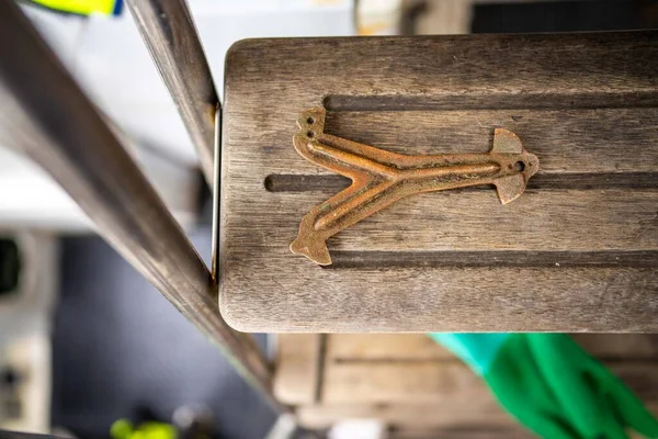 Kerevit ölçüyorum. Baharda Avustralya 'da bir balıkçı teknesindeki ıstakozu ölçmek.