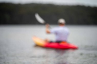 Sahilde sörf tahtası olan bir adam.