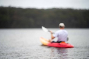Sahilde sörf tahtası olan bir adam.