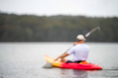 Kumsalda sırt çantalı bir adam.